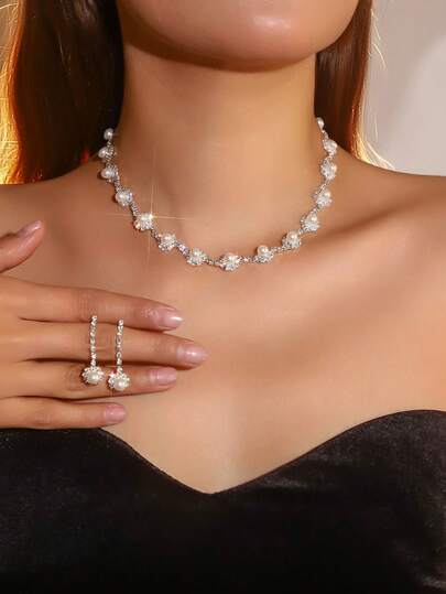 Conjunto de joyas para damas - Estilo coreano con perlas y diamantes dispersos, simple y lujoso. Es un conjunto de dos piezas que incluye un collar y aretes. El elegante estilo de cuello redondo es muy adecuado para que las novias lo usen. Ya sea para el transporte diario, citas en el campus, salidas a la calle, fiestas en bares, bodas o diversos eventos, es la mejor opción. También es un accesorio ideal para regalar en festivales.