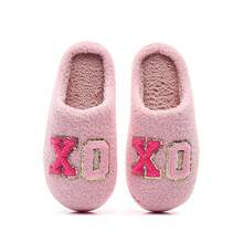 1 par de nuevas zapatillas de felpa con bordado de letras XOXO color rosa para el Día de San Valentín, con un patrón bordado de ambiente romántico, cálidas y cómodas, de felpa gruesa para usar en interiores, el mejor regalo del Día de San Valentín para tu pareja