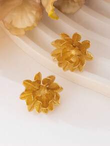 1 Pair Women's Asymmetrical Flower Shaped Earrings With Matte Gold Texture And 3D Effect - Yellow Gold - View 4