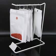 1个桌面小型饰品展示架，适用于珠宝店展示唇彩、口红、钥匙扣、项链、耳环等商品。