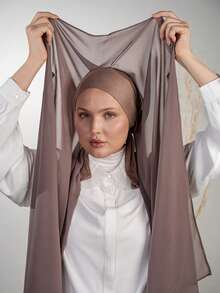 1 chiếc khăn trùm đầu chiffon 3 trong 1 tiện dụng, có nam châm tích hợp và mũ lót bên trong - Không cần ghim, không trượt, dễ dàng đội chỉ trong vài giây. Thích hợp để phối cùng áo abaya hàng ngày, tham gia các hoạt động ngoài trời, cầu nguyện và thờ cúng. - Khăn trùm đầu nam châm tức thì - Xem 2