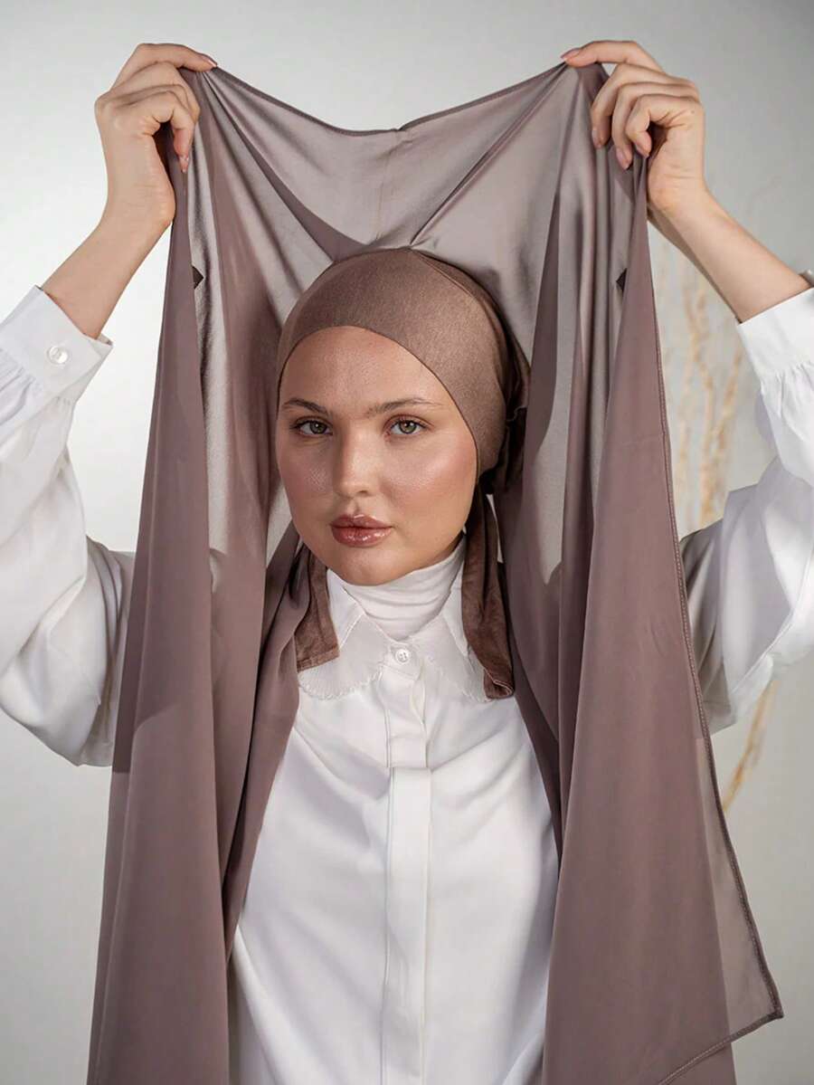 1 chiếc khăn trùm đầu chiffon 3 trong 1 tiện dụng, có nam châm tích hợp và mũ lót bên trong - Không cần ghim, không trượt, dễ dàng đội chỉ trong vài giây. Thích hợp để phối cùng áo abaya hàng ngày, tham gia các hoạt động ngoài trời, cầu nguyện và thờ cúng.