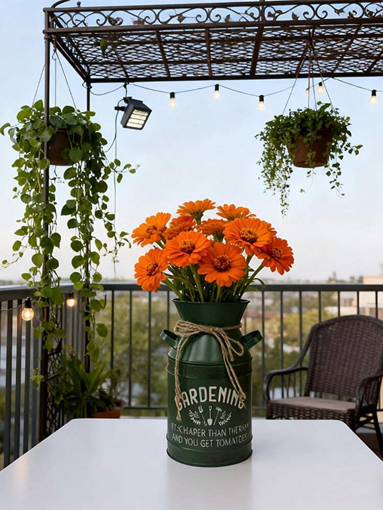 Vintage militärgrön järntekannaformad vas med dragsko, "Trädgårdsskötsel är billigare än terapi och du får tomater" Rolig slogan, rustik amerikansk stil. Lämplig för färska/torkade blommor eller grönska, kan placeras i vardagsrummet, på fönsterbrädan eller matbordet. Fungerar både som vas och skrivbordsförvaringsburk (för pennor/små verktyg), mycket prisvärt. - Armé Grön - Visa 4