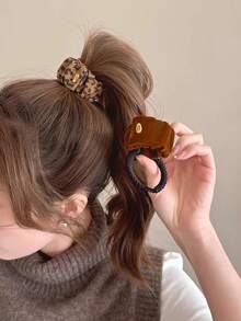 1 Pc Women's Hair Accessories Solid Color + Leopard Print Soft Velvet Chic 2-In-1 Snap Hair Tie & Wrist Bracelet For Cozy Fall/Winter High Ponytail With A Hair Tie ,Hair Elastics ,Hair Rubber Bands ,Hair Rope Head Accessories