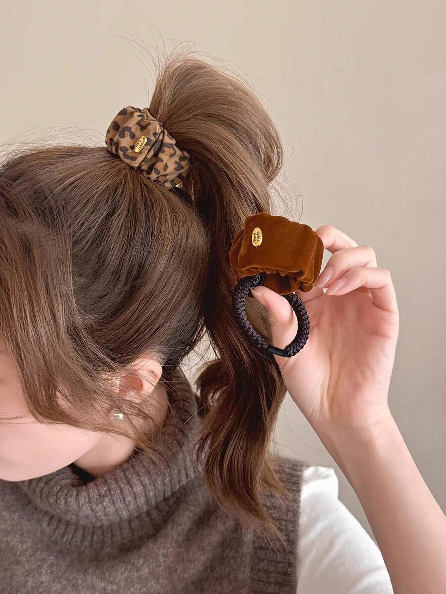 1 件装女士发饰，纯色+豹纹柔软天鹅绒时尚二合一按扣发圈和手链，适合打造舒适的秋冬季高马尾造型，包含发圈、发绳、橡皮筋、发绳等头饰。