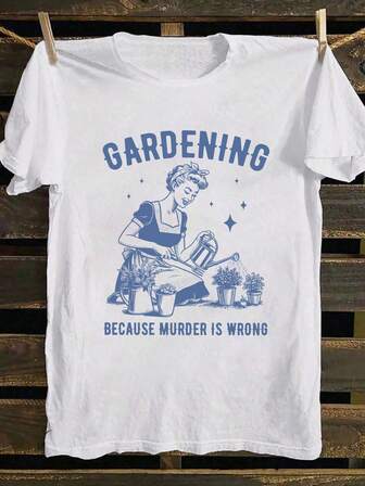 Plusstorlekar damkläder för vardagsbruk, illustration, vattning, krukväxter, trädgårdsredskap, rund halsad t-shirt med kort ärm och slogan "För att det är fel", vår/sommar