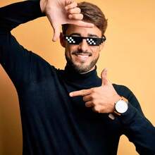 8副像素艺术眼镜派对礼品 - PVC马赛克眼镜，适用于婚礼、节日、生日、拍照道具、趣味小饰品，非电动，趣味美学配饰，2D趣味装饰眼镜，迪斯科趣味时尚眼镜，派对婚礼像素眼镜，休闲眼镜，设计独特，街头摄影装饰，适合日常和派对使用，情人节礼物，生日礼物，男士礼物 - 黑與白 - 查看 8