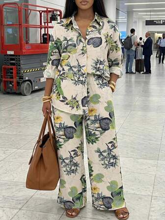 Conjunto de dos piezas con vibra de vacaciones tropicales en beige, verde y amarillo con estampado floral - Camisa de manga larga con botones y puños enrollables, y pantalones anchos de cintura alta de tela ligera y fluida para vacaciones de verano