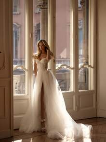 Elegant Off-The-Shoulder Sweetheart A-Line Wedding Gown In Timeless White Featuring A Chic High-Leg Slit – Sophisticated Floor-Length Bridal Dress With Flowing Silhouette, Perfect For Weddings, Christmas Galas, Halloween Balls, Prom Nights, Birthday Celebrations, And Special Occasions. Suitable As A Bridal Dress, Evening Gown, Formal Party Attire, Vacation Outfit, Cocktail Party Dress, Bridesmaid Gown, Wedding Guest Dress, Anniversary Gown, And New Year's Eve Gala Dress. Designed With A Flattering Sweetheart Neckline And Fashionable Slit For A Feminine, Celebration-Ready Look. - 白色 - 查看 1