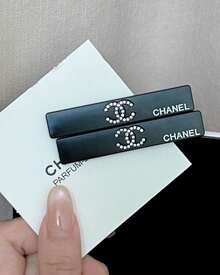 CHANEL 1pc Crystal Decor Hair Clip, Black Or Silver, Comes With Gift Box - Black - View 2