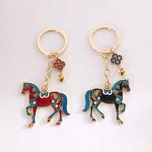 皇家风格马形珐琅钥匙扣——一匹威武雄壮的骏马，以深红和乌木色为主色调，饰以云纹花卉图案，并配以镀金链条。这款东方饰品是传统而高雅的馈赠佳品，适合所有季节佩戴。