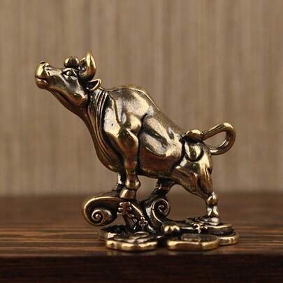 1件金色公牛雕像 - 办公室及家居桌面装饰，财富与成功的象征，商务装饰，无需用电，适合送给老板/企业家 - 现代金融雕塑，雕像装饰，动态姿态雕塑，优雅的桌面配件，精致细节，质感丰富的圣诞装饰，金色公牛雕像 - 象征繁荣与财富，适用于办公室或家居装饰，优雅的桌面配件，表面金色细节丰富，是送给朋友的完美礼物