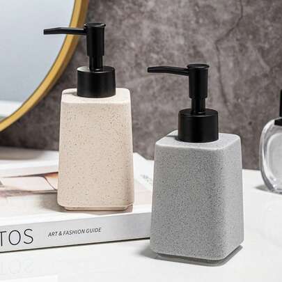 1个仿石纹斑点陶瓷乳液瓶，可重复灌装，按压式设计。适用于洗手液、洗发水、沐浴露、免洗洗手液、厨房清洁剂、浴室乳液等。非常适合酒店、宾馆、厨房和洗手池旁使用。