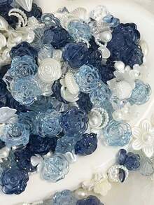 70克/包 透明蓝色树脂3D玫瑰、蝴蝶结、仿珍珠，适用于DIY手链、手机壳、项链、珠宝、手工礼品、多用途穿孔饰品和装饰品，价格实惠，性价比高，可用于制作明星卡片道具、装饰品和风景画。款式多样，包括仿珍珠、冰块和玫瑰，均采用精湛工艺制作，独立包装。 - 藍色 - 查看 4
