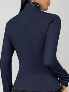 女士纯色高领修身长袖T恤，宽松舒适，简约百搭，适合春、秋、冬季穿着，可用于夜间外出、度假、日常、办公、居家、街头、旅行、机场、早午餐等各种场合。风格：休闲/极简/Y2K/优雅/性感/街头/可爱/时尚。适合秋冬季女装、万圣节、圣诞节、教师节、外套、约会等场合，可作为基础款上衣穿着，韩版风格。 - 藏蓝色 - 查看 6