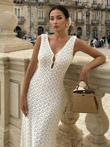 这款白色V领镂空针织毛衣连衣裙，轻薄透气，性感迷人，适合音乐节、蜜月、婚礼季、海滩度假等场合，也适合在海滩、沙滩、游泳等休闲夏季穿着。 - 白色 - 查看 3