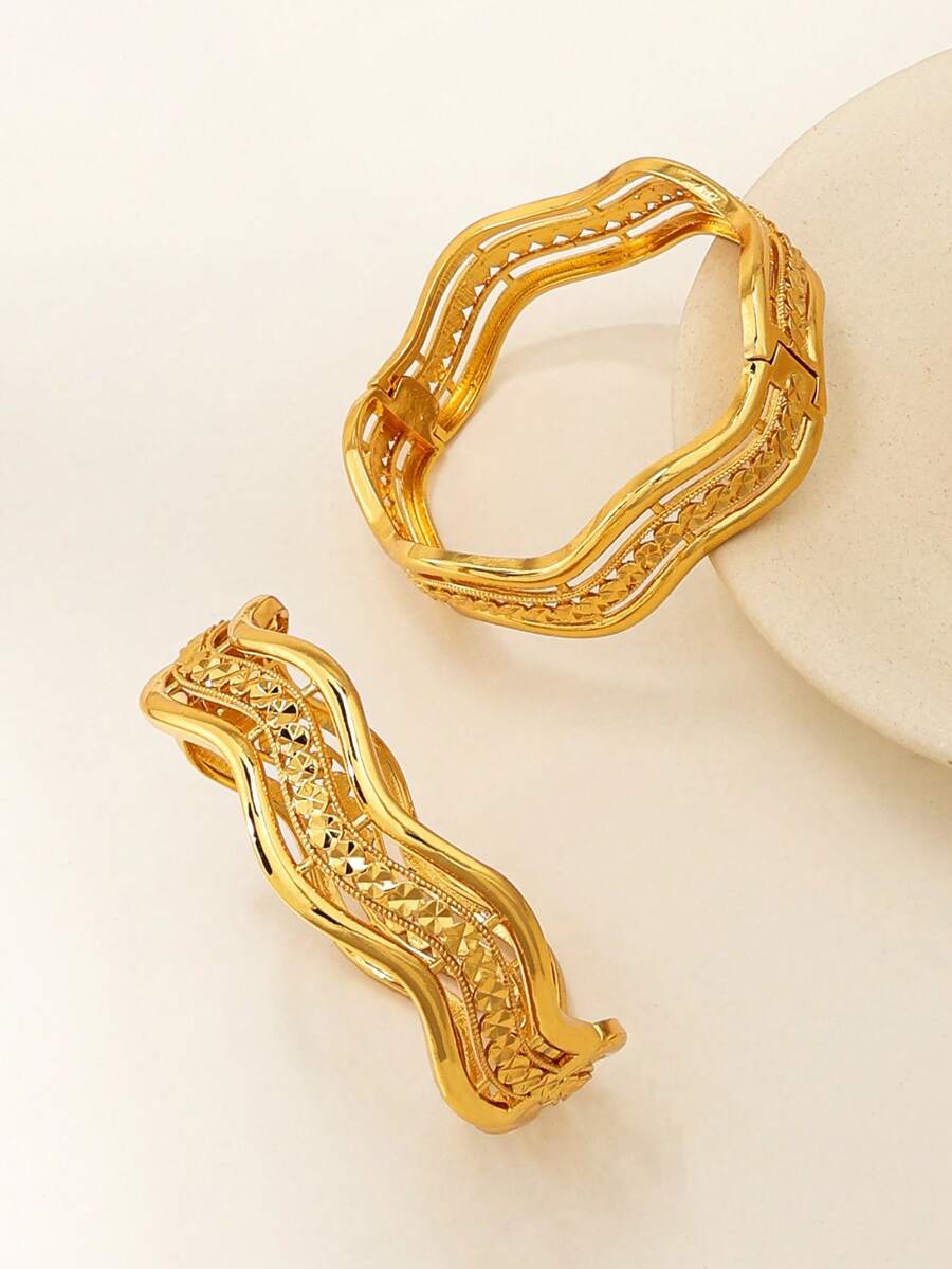 1件优雅水波纹设计手镯，镀铜不规则形状手镯。适合迪拜阿拉伯婚礼和订婚时佩戴，作为女士珠宝配饰。 - 金黃色 - 查看 1