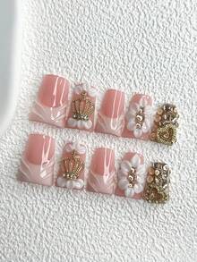 10片装优雅公主风美甲贴纸套装，包含金色皇冠、手绘白色花卉图案、金色镂空爱心、闪亮水钻美甲装饰、纯色波浪美甲装饰。是送给女性和女孩的绝佳礼物。套装包含美甲工具（1张果冻贴纸+1个指甲锉），三种尺寸可选：杏仁形、鸭嘴形、棺材形，适合通勤、派对、冬季日常佩戴和节日场合。美甲用品 - 彩色 - 查看 2