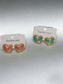 这款六对不锈钢彩色心形耳钉共有六种颜色可选：黑色、仿珍珠白、红色、玫瑰粉和蓝绿色。它们能够满足甜美酷炫、温柔细腻、复古等多种风格的需求。耳钉主体为心形，边缘镶金，内部填充不同颜色的珐琅。 - 彩色 - 查看 6