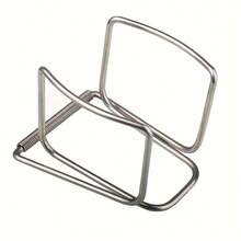 这款高尔夫球夹（弹簧式金属设计）能牢牢夹住高尔夫球，方便在球场、练习场或准备击球时使用。它结构紧凑、可折叠（或展开），轻巧便携（可放入口袋/球包），弹簧机制确保牢固夹持。对于高尔夫球手来说，它是让球触手可及、无需费力寻找的理想之选。