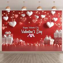 温馨浪漫的情人节派对横幅——印有“情人节快乐”字样，悬挂着红白相间的爱心和红白相间的礼盒，营造出浪漫精致的节日氛围。可用作摄影背景，适用于家庭聚会、一般聚会、蛋糕桌布置、影棚道具、情人节装饰、摄影布、节日摄影等场合。