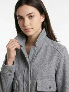 Chamarra ligera de invierno mujer corte corto cuello camisero diseño casual bolsillos al frente botones metálicos ajuste cómodo ideal para uso diario oficina salidas eventos otoño invierno - Gris - Ver 6