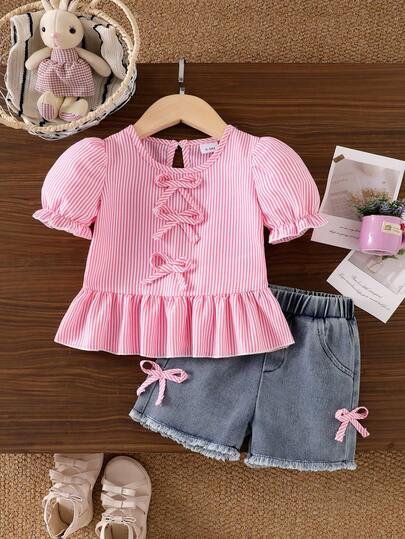 2-pack söt outfit för babyflicka, med flera 3D-rosédekorationer, rosa och vit randig volangkrage, lyktaärm, avslappnad skjorttopp och 3D-rosédekorationer, fransig midja, resår i midjan, set med jeansshorts