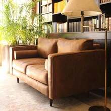 AGUSTO - Sofá Loveseat Sillón 2 Plazas para Sala o Estudio - Estilo Mid Century - Patas de Madera Natural - Piel Vegana - Multicolor - Ver 2