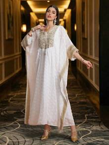 女士优雅长袖连衣裙，心形领口，白色领口饰以花朵，金色滚边，适合春秋季穿着，阿拉伯风格度假风。 - 白色 - 查看 4