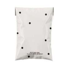 这款20/50米色波点快递袋适用于返校季、毕业季、婚礼季和生日等场合。它可以用作礼品袋、加厚塑料收纳袋、飞机行李袋、服装袋等。适用于返校季、学习用品、学校、办公室、交通运输、快递和邮寄等领域。 - 米白波點 - 查看 5