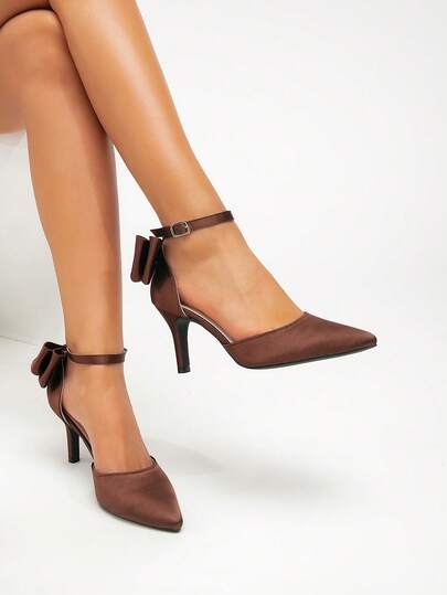 Giày cao gót mũi nhọn nữ, kiểu dáng slip-on, điểm nhấn nơ, lãng mạn và thanh lịch, phù hợp cho mùa xuân/hè, màu cà phê, chất liệu satin, gót trung bình, đa năng cho đám cưới, tiệc tùng, hẹn hò, mọi mùa.