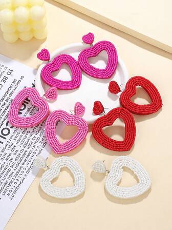 Une paire de boucles d'oreilles en perles de riz faites à la main avec un grand cœur ajouré - boucles d'oreilles de mode romantiques et raffinées pour femmes, idéales pour la Saint-Valentin, les sorties, les fêtes et le quotidien