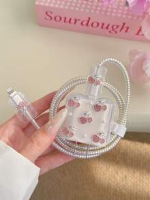 这款可爱的粉钻草莓白珍珠设计充电器保护套兼容苹果18/20W充电器。它包含一根数据线保护套，可防止数据线两端断裂和积灰。日韩风格设计，可爱时尚，是节日送礼的完美之选。 - 粉色 - 查看 2