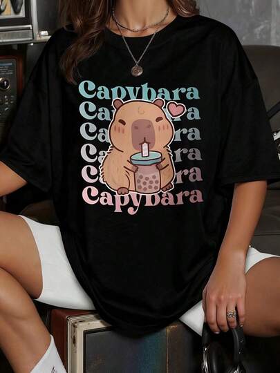 Un carpincho adorable disfruta de su té de burbujas con un corazón flotando simboliza calma pura alegría y los pequeños placeres ideal para amantes de estos tiernos animales y las bebidas boba divertida Camiseta de mujer 100% algodón