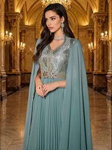 Vestido elegante árabe de mujer con mangas de murciélago, parches y bordados - verde menta - Ver 3