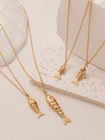 1件金色时尚可摆动尾巴金鱼项链，镶嵌锆石，电镀18k金，防水、防汗、保色，展现女性魅力，适合日常佩戴、社交和宴会着装，也可作为休闲装和女性珠宝的护身符。