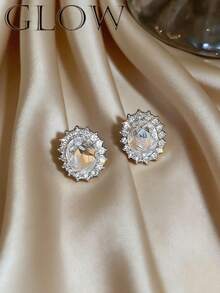 一对银色优雅奢华几何蛋形水钻耳钉，适合年轻女孩日常佩戴和节日佩戴