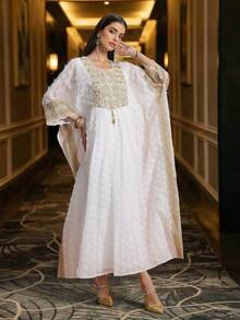 女士优雅长袖连衣裙，心形领口，白色领口饰以花朵，金色滚边，适合春秋季穿着，阿拉伯风格度假风。 - 白色 - 查看 7