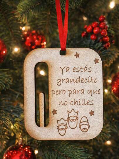 Portabilletes Día de Reyes en mdf, (Incluye 1 pieza). Haz que la magia del Día de Reyes sea aún más especial con este hermoso portabilletes elaborado en MDF, diseñado para sorprender a los pequeños de la casa. Su delicado grabado con la frase "Feliz Día de Reyes" y la silueta de los Tres Reyes Magos lo convierten en un detalle único, lleno de tradición y encanto.  Es perfecto para colgar en el árbol de Navidad o colocar en la habitación, permitiendo a los Reyes dejar un regalo muy especial