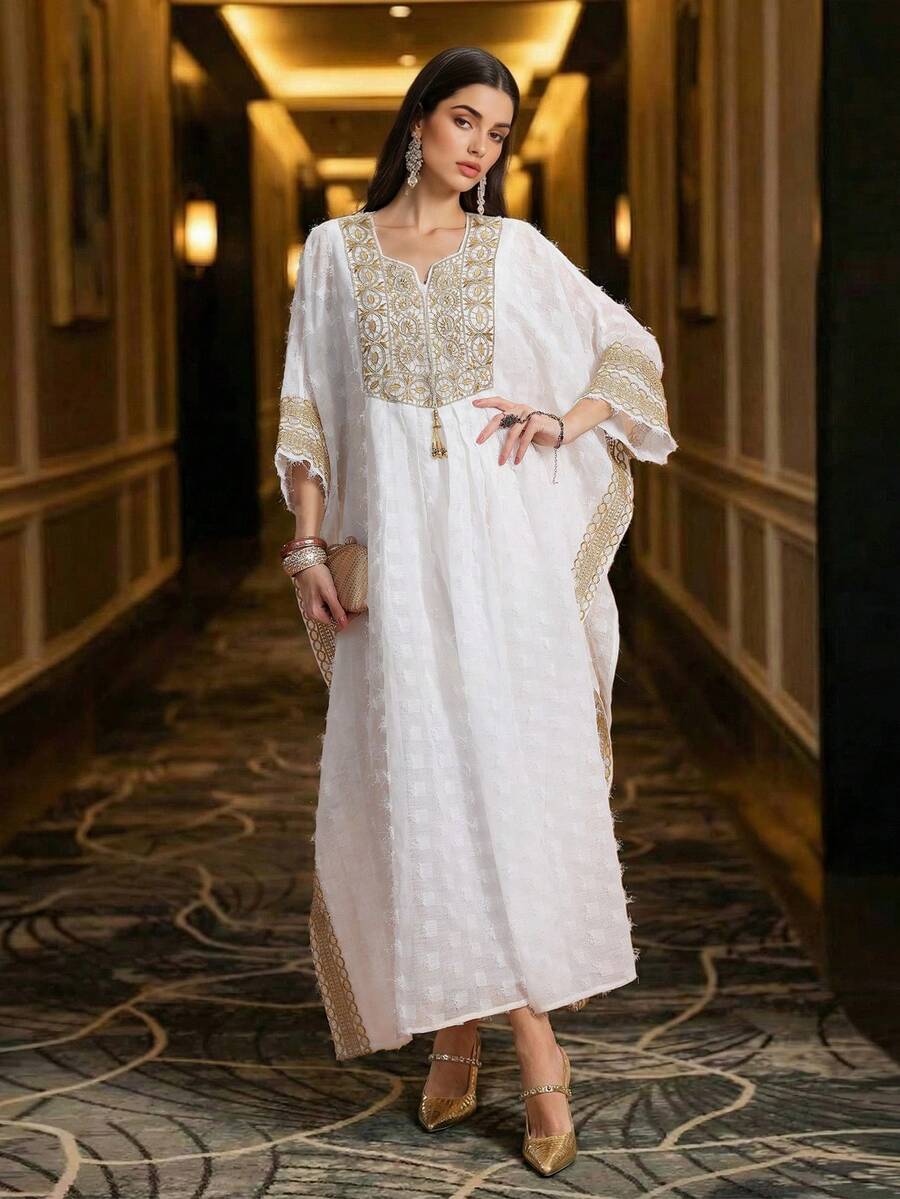 女士优雅长袖连衣裙，心形领口，白色领口饰以花朵，金色滚边，适合春秋季穿着，阿拉伯风格度假风。 - 白色 - 查看 1