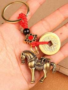 复古中国风幸运符钥匙扣 - 马与铜钱图案，配红金编织绳 - 锌合金和铜合金材质，是车钥匙和包包的理想之选，寓意中国新年好运。