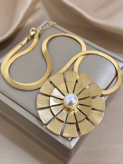 一条闪耀着光泽的金色扇形项链，点缀着珍珠——抛光闪亮，纹理精致，熠熠生辉。这款珠宝大胆而优雅，适合日常休闲佩戴，也适合各种场合。是情人节的完美礼物。男士项链。