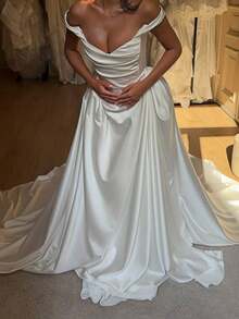 Elegant White Off-Shoulder Wedding Gown With Sculpted Pleated Bodice, Lustrous Satin-Effect Fabric, Flowing Skirt And Graceful Train - Featuring A Refined Off-Shoulder Neckline That Highlights The Shoulders And Collarbone, A Uniquely Draped And Pleated Upper Design That Enhances Shape And Dimension, And A Smooth, Silk-Like Skirt With Beautiful Drape And Movement; Designed To Express Sophistication, Femininity, And Bridal Grace, This Stunning Gown Is Perfect For Weddings, Christmas, Halloween, Proms, Birthday Parties, And Other Formal Or Festive Occasions, Delivering A Polished, Elevated, And Memorable Presence At Any Special Celebration. - 白色 - 查看 2