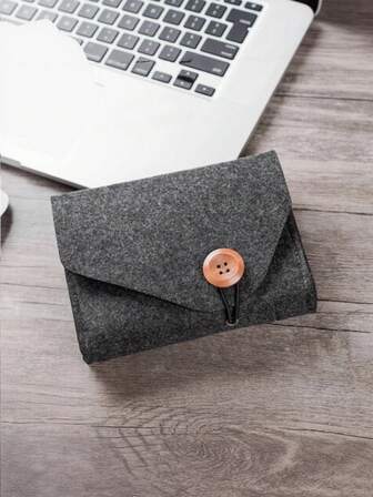 1PC Felt Organizer Pouch – Envelope Storage Bag For Cables/Chargers/Earbuds,Wooden Button Closure, Portable Travel Accessory,Soft Felt Protects Gadgets,Compact For Backpack/Laptop Bag,Unisex, Versatile For Tech/Stationery/Makeup