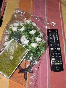 1朵逼真仿真花 - 白色花朵搭配绿色叶子，采用防褪色塑料材质制成，适用于家居、办公室、花园和庭院装饰。花瓣持久保色，是情人节、婚礼和其他节日装饰的完美之选。 - 彩色 - 查看 6