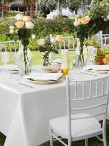 1件白色长方形桌布，尺寸145*320厘米/145*260厘米/145*180厘米，缎面质感，面料光滑，适用于用餐、婚礼、派对、情人节主题派对餐桌装饰。