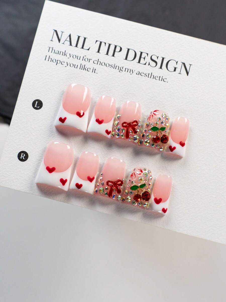 这款10片装的鸭嘴型短按压式假指甲套装，优雅简约，甜美少女风，鸭嘴型短款设计，具有美白和按压效果，可重复使用，手工按压亚克力材质，手绘心形，珠宝级品质，多种颜色水钻点缀，套装包含1个指甲锉和1个自粘标签。
