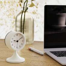 ساعة طاولة معدنية بطراز عتيق، تعمل بصمت، مناسبة لغرفة النوم أو المكتب أو طاولة الليل. وظيفة إنذار لإيقاظ المستخدمين النائمين. عنصر ديكور منزلي أنيق وخيار مثالي لديكور غرفة العودة إلى المدرسة ولوازم الدراسة.