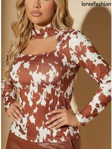 Blusa femenina manga larga con estampado de vaca , diseño moderno con escote cuadrado y cuello alto tipo gargantilla, estilo ajustado en tela stretch suave y cómoda, ideal para looks elegantes, sexys y juveniles; combina con jeans, pantalones de cuero, faldas o shorts para outfits de día y de noche; prenda de moda versátil para mujeres seguras que buscan destacar con estilo único en fiestas, cenas, salidas casuales, reuniones o eventos especiales;  animal print inspirada en pasarelas, perfecta para otoño e invierno, se adapta a cualquier ocasión con accesorios minimalistas o llamativos; imprescindible en tu guardarropa si amas la moda, te gusta estar a la vanguardia y buscas una pieza diferente que te haga sentir sofisticada, atractiva y con mucha personalidad, opción ideal para clientas jóvenes y adultas modernas que desean estar entre las primeras en comprar las prendas más exclusivas y virales . - Marrón - Ver 7