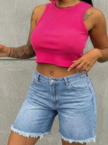 Bermuda feminina plus size de cintura média, modelagem reta, com bolsos de botão, zíper e barra desfiada. - Azul - Ver 2